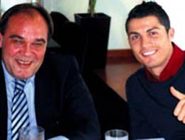 Demirören Ronaldo'ya imzalatıyor