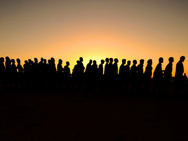 Göçmenler yangın çıkarıp kaçtı