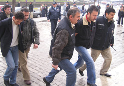 5 şüpheliden 2’si tutuklandı