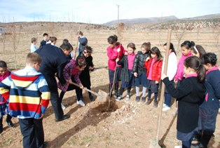 Aymazlı minikler fideleri toprakla buluşturdu