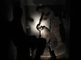 13 rehineyi serbest bırakıp kaçtılar