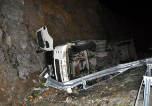 Sebze yüklü kamyon devrildi: 2 yaralı