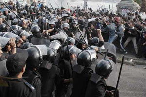 Polis, göstericilerle çatıştı