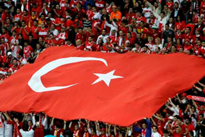 Ermeni yürüyüşünde bayrağımız yakıldı