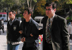 Sevgilisinin ismi yakalattı
