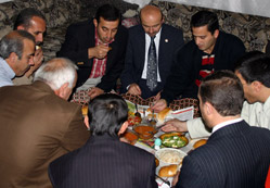 Dar gelirli aileyle iftar açtılar