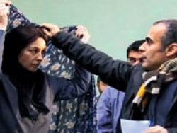 Monica Bellucci'ye eşarp bağlama dersi