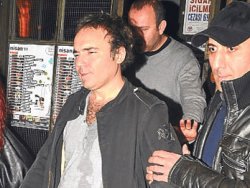 Alkollü Engin Günaydın ayakta durmakta zorlandı