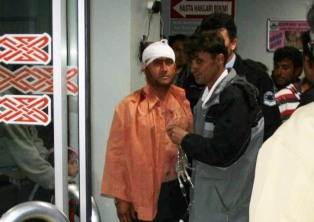 Üç yerinden bıçaklandı 'motordan düştüm' dedi