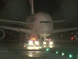 Dev uçak, küçük uçağa çarptı