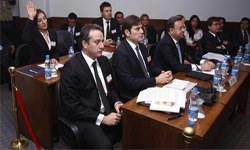 Otomotivciler sorgu odasında