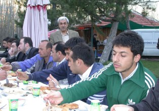 Başkan Güney, oğlu için asker yemeği düzenledi