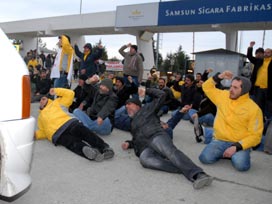 İşçiler araçların önüne yattı