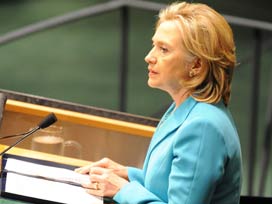 Clinton Kaddafi'nin saldırılarını kınadı