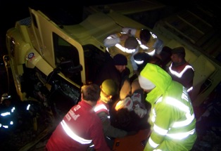 Kamyon devrildi: 2 yaralı