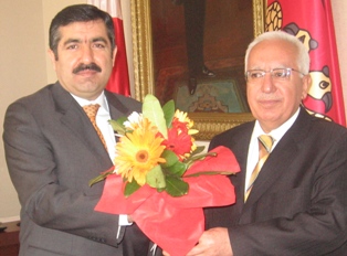 Vali Doğan'a gül takdim edildi