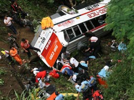 Otobüs nehre kapıldı: 16 ölü