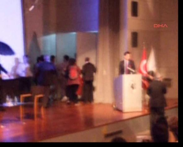 Ağaoğlu'na İTÜ'de yumurta yağmuru