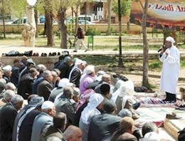 Öcalan posterli Cuma namazı