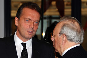 Cem Uzan'dan eşine nafaka yok!