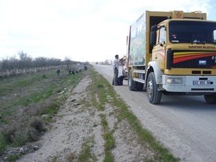 Karapınar belediyesi çevre yolunda temizlik yaptı