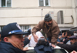 Kriz banka kuyruğunda yakaladı