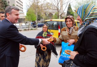 Başkan Akyürek simit dağıttı