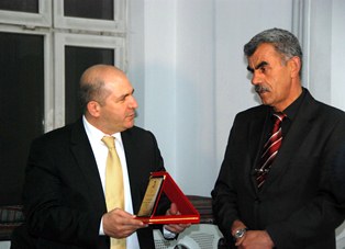 Sıra yarenlerinden Baloğlu'na plaket