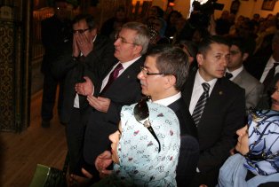 Davutoğlu, Mevlana Müzesi'nde dua etti