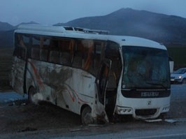 Öğrencileri taşıyan otobüs devrildi