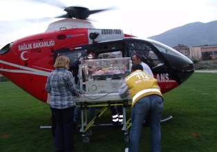 Yeni doğan bebeğe helikopterle sevk