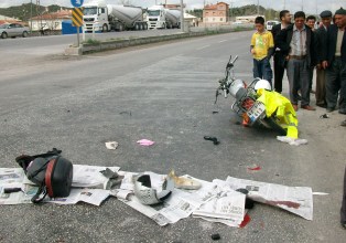 Kamyonet motosikleti biçti: 1 ölü