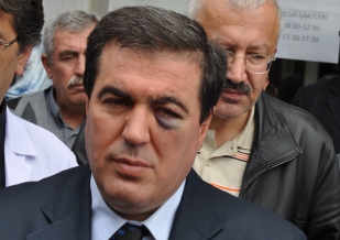 Hasta yakınının doktoru darb edildi