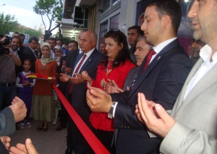 AK Parti'den ''tatlı'' açılış