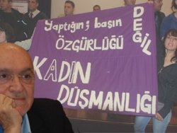 Üniversiteli gençler Hıncal Uluç'u konuşturmadı