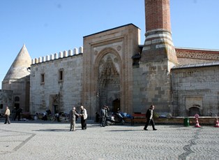 7 asırlık cami zamana direniyor