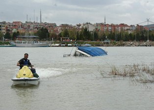 Şiddetli lodos tekneleri batırdı
