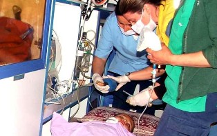 Balkondan düşen çocuk ağır yaralı