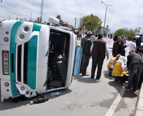 Yolcu minibüsü ile kamyonet çarpıştı