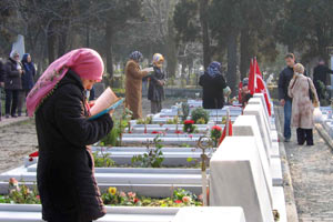 Şehit anneleri MHP ve CHP'lileri kovdu