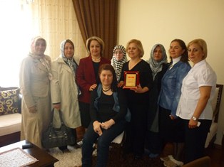 MHP Kadın Kolları’ndan örnek kayınvalideye plaket