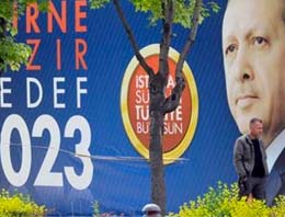 Erdoğan'ın seçim afişine polis nöbeti!