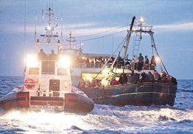 Göçmen teknesi battı: 105 ölü