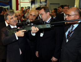 Cumhurbaşkanı Gül silah kuşandı
