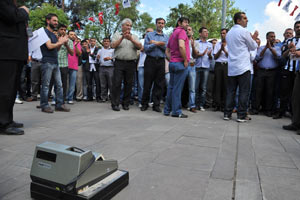 Yine yazar kasa attılar