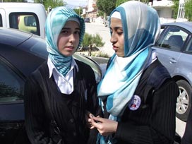 Başlarını açtı, kafalarını duvara vurdu