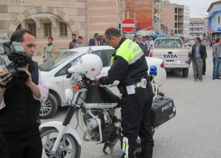 Polise bıçak çekti kendine sapladı!