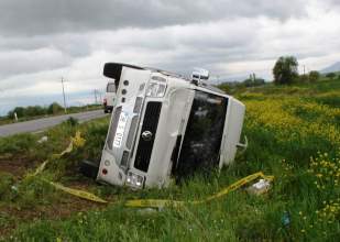 Servis minibüsü devrildi: 16 yaralı