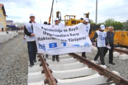 Sendikacılardan raylar üzerinde protesto
