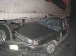 Otomobil TIR'ın altına girdi: 1 ölü